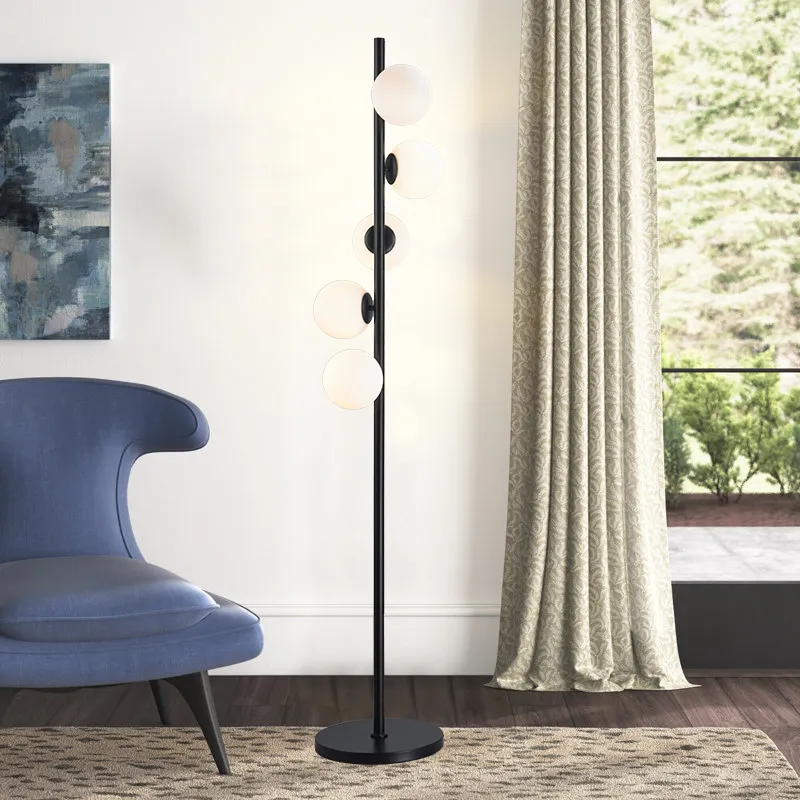 Moderní stojací lampa